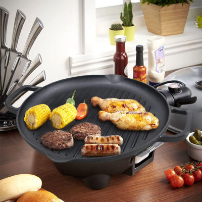 Poêle gril en fonte pré-assaisonnée 12,6 po avec becs à graisse, poignées en silicone et grattoirs pour la cuisson intérieure et extérieure