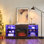 Foyer électrique polyvalent avec meuble télé avec tablettes en verre, combinant divertissement et ambiance pour une installation confortable et organisée.