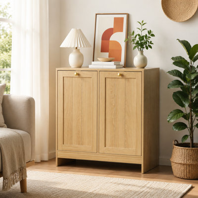 Une armoire de rangement autoportante de couleur chêne avec une conception inclinée et dissimulée et un panier à linge amovible.