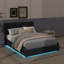 Lit plateforme opulent en similicuir avec tête de lit robuste, système de son Bluetooth et éclairage décoratif à DEL RVB-1018169022