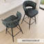 Ensemble de 2 tabourets de bar pivotants en suède de 26 pouces avec pieds noirs et repose-pieds pour îlots de cuisine et barres (bleu)