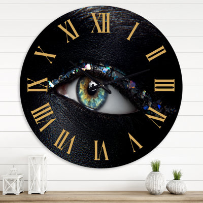 Femme aux yeux avec des étincelles de verre multicolores - horloge murale moderne