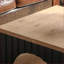 Table basse de style campagnard avec base arquée noire, plateau carré spacieux de 31,7 po pour le salon