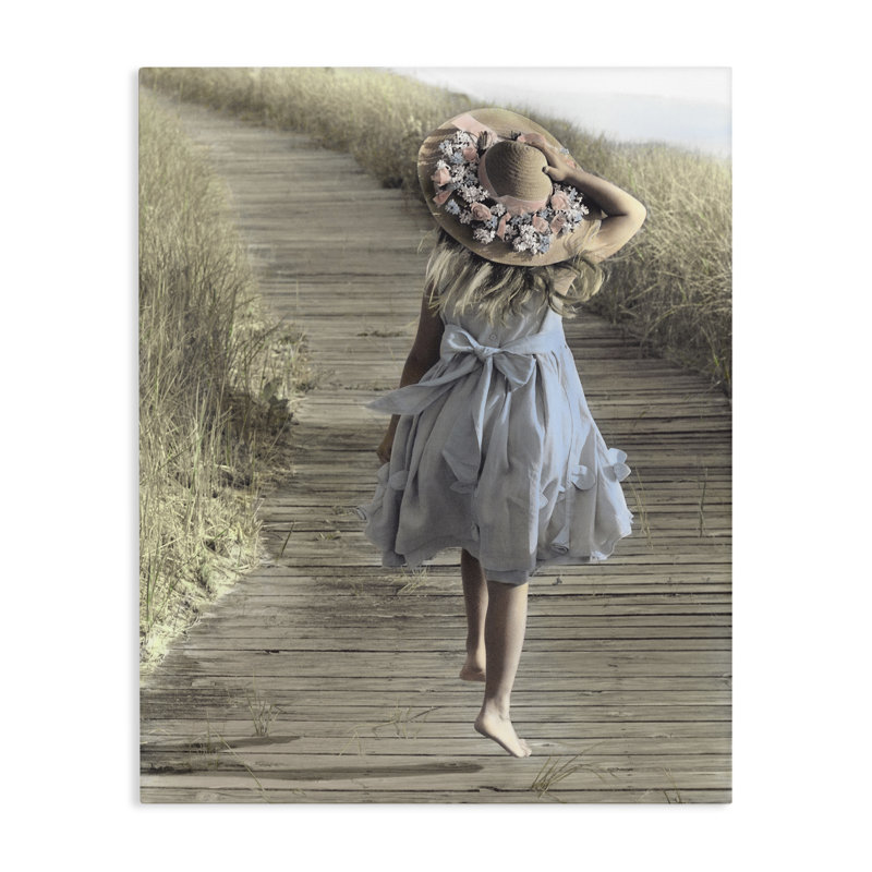 Fille avec un chapeau de soleil qui marche sur toile, design par Kendra Dew, H 30 po x l 24 po