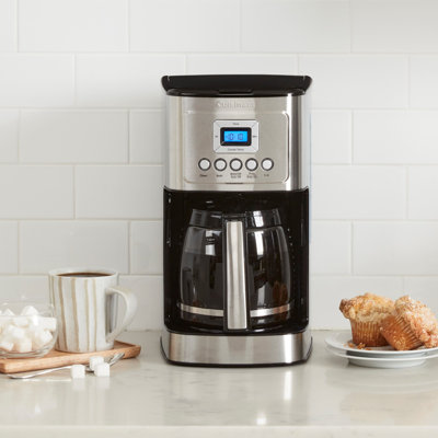 Cafetière programmable de 14 tasses avec carafe en verre Cuisinart, entièrement automatique pour le contrôle de l'intensité d'infusion et le réglage de une à quatre tasses