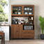 Buffet de cuisine moderne avec portes vitrées et support pour micro-ondes pour un rangement polyvalent dans la salle à manger