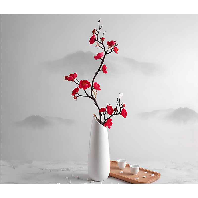 Arrangement de fleurs de prunier dans un vase, Rouge