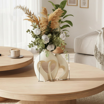 Cet ensemble de vases en céramique en forme de cœur blanc de style nordique est à la fois simple et élégant. Cet ensemble de deux pièces convient aux tables de salle à manger, aux mariages, aux salons, aux bureaux et à divers objets décoratifs.