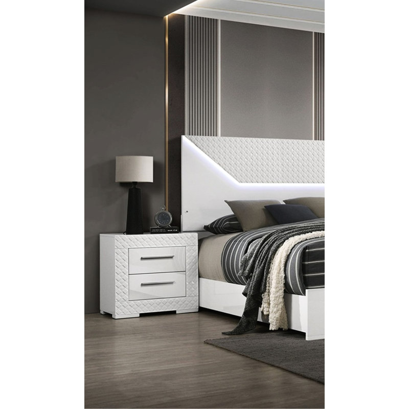 Table de chevet contemporaine blanche ultrabrillante avec 2 tiroirs en métal, glissières latérales, quincaillerie et pieds en bois pour une allure de chambre à coucher avec poignées de bar de style moderne
