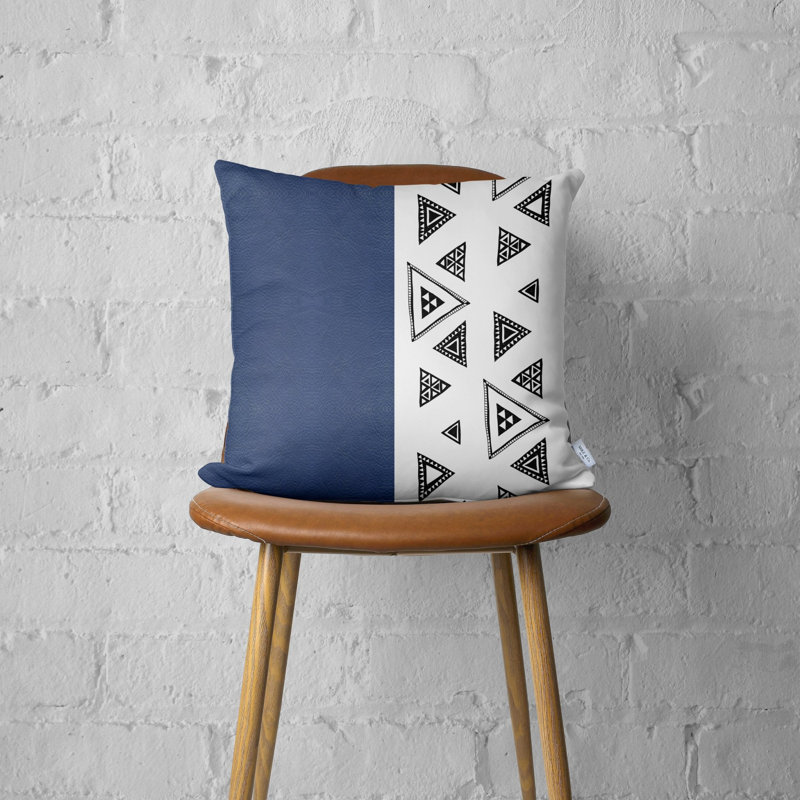 Coussin décoratif en similicuir bleu marine à motifs triangulaires