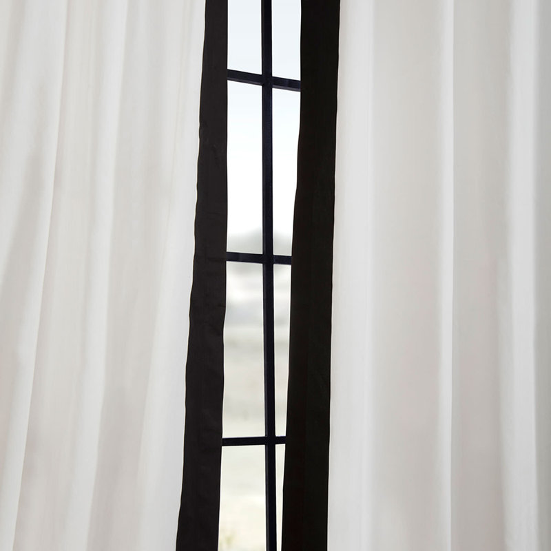 Panneau de rideau simple en coton avec œillets Yang, l 50 po x L 108 po, Blanc chaud chaud / noir