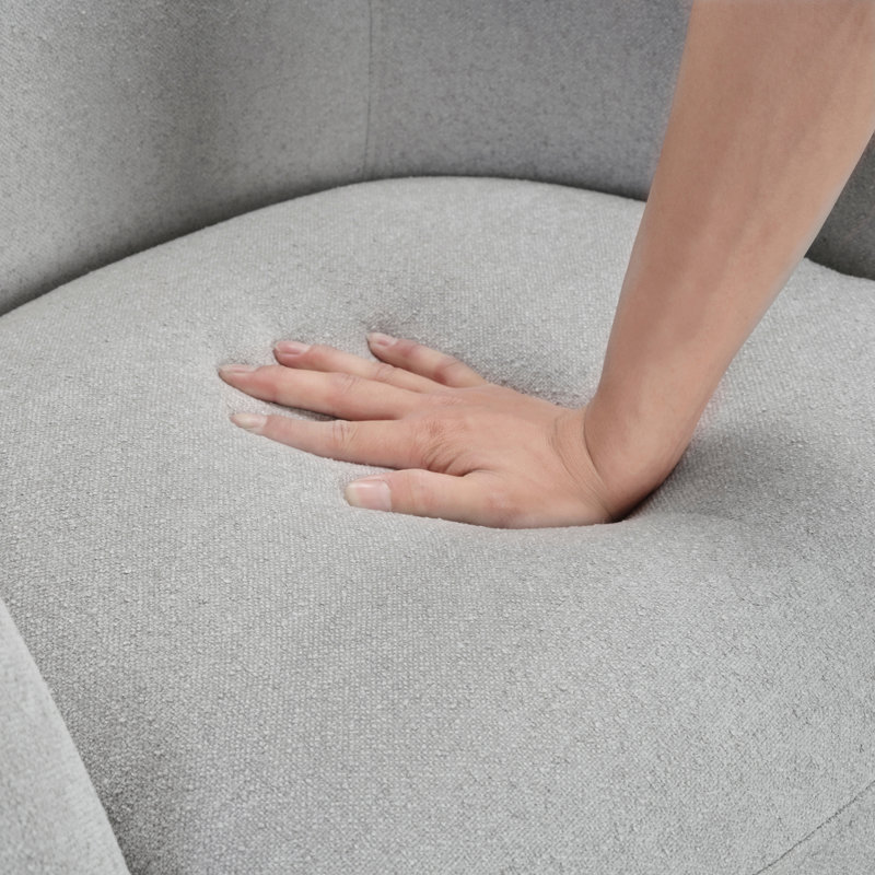 Fauteuil demi-tonneau pivotant en bois massif Boucle, Gris clair