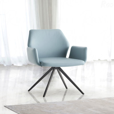 Fauteuil rembourré en cuir bleu clair dans des bureaux élégants et finition noire avec fonction rotative