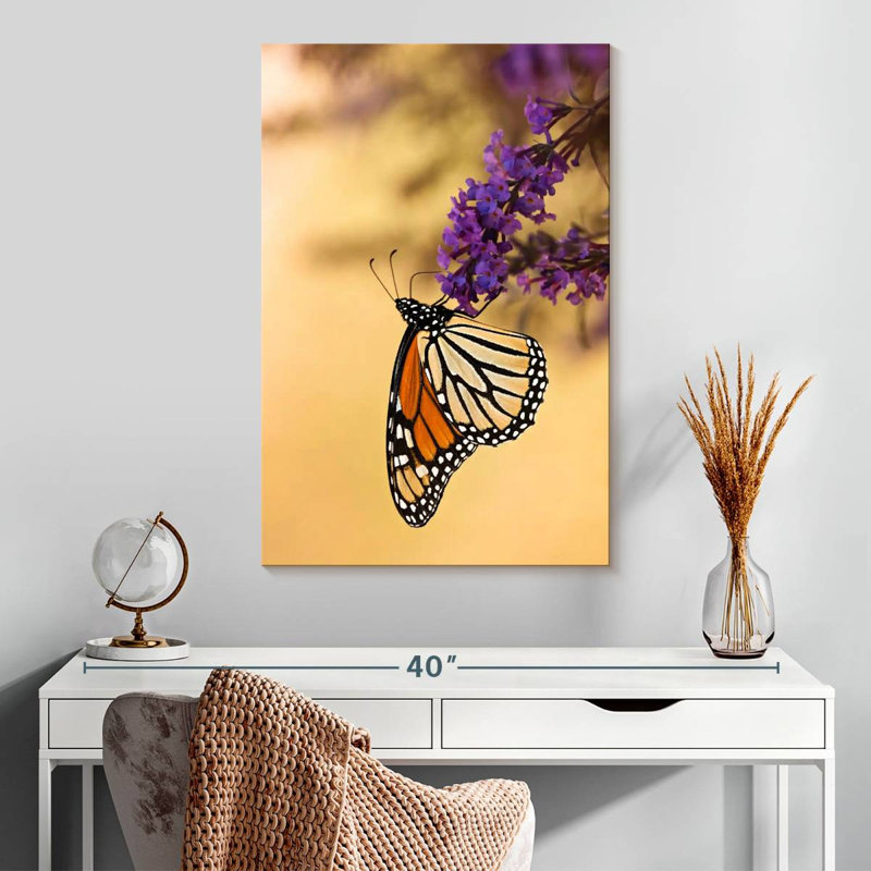 Papillon Brampt embrassant la lavande, H 30 po x l 20 po