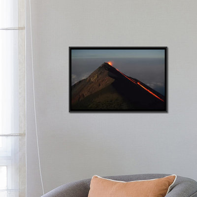 «Fuego Lava Flow, Antigua, Guatemala» par Martin Rietze - impression sur toile tendue