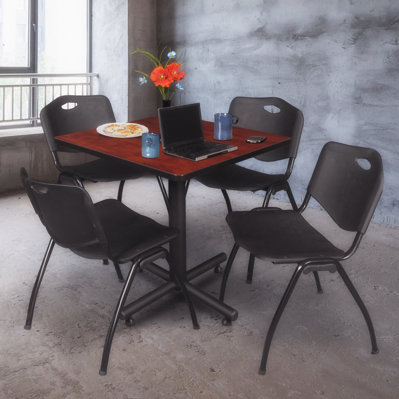 Table de salle de repos carrée Nicklo, chaises empilables 4 M, Cerisier, Noir