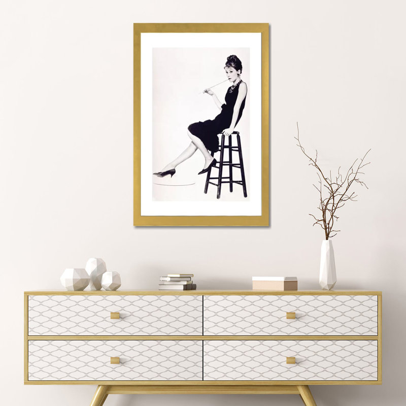 Tabouret noir et blanc Audrey Hepburn par radio Days-reproduction de photo, H 24 po x l 16 po x P 1 po, Papier encadré doré