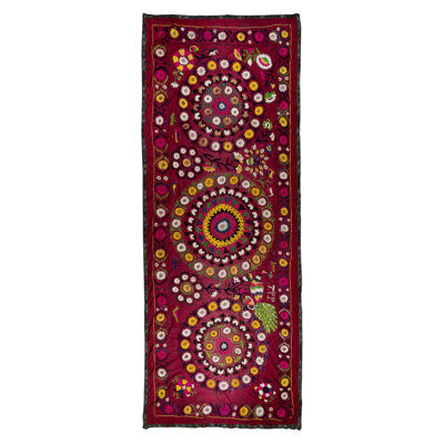 Chemin de table en soie brodée à la main 59 x 144 po. Suspension murale rétro en textile Suzani. Tapisserie bourgogne rouge
