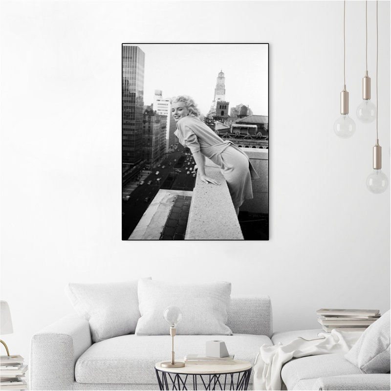 Marilyn sur balcon, toile encadrée, H 24 po x l 18 po