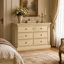 Commode 6 tiroirs l 41,7 po - Structure en bois massif, accents sculptés en résine, finition dorée irisée