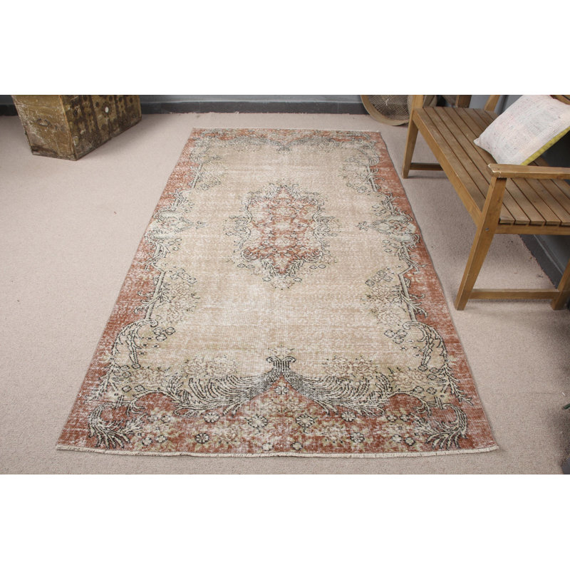 Faites l'expérience du confort et de l'élégance dans votre salon avec ce tapis turc en laine beige