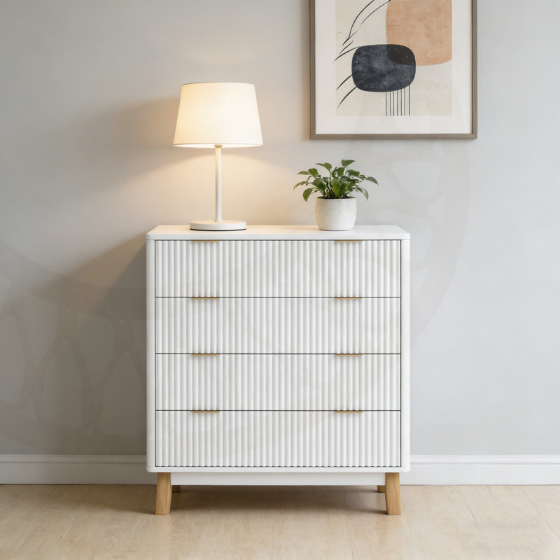 Commode moderne à 4 tiroirs avec façades cannelées et poignées dorées pour un rangement élégant dans la chambre à coucher.