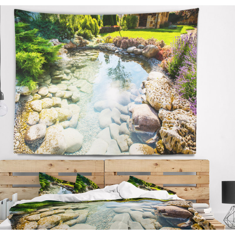 Ruisseau dans une tapisserie de paysage rocheux, H 78 po x l 92 po