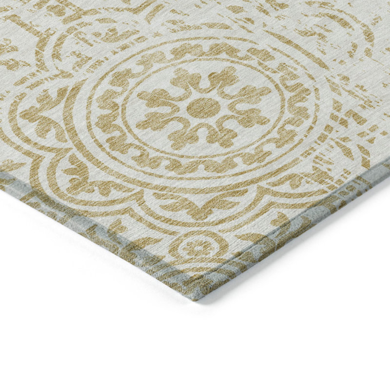 Tapis doré intérieur / extérieur en polyester tissé à la machine Lamanna, Rectangle 2 pi 6 po x 3 pi 10 po