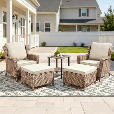 Ensemble de conversation 5 pièces pour patio, comprenant des chaises longues d'extérieur en rotin synthétique avec coussins beiges doux, 2 poufs et une table d'appoint. Mobilier extérieur idéal pour balcon, terrasse ou pelouse.