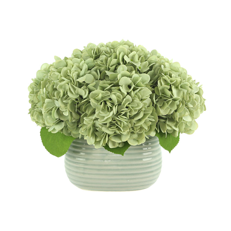 Hortensias disposés dans un vase en céramique