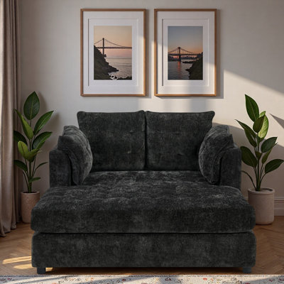 Chaise longue moderne avec accoudoirs moelleux, assise profonde capitonnée et dossier confortable.