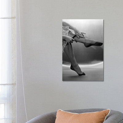 1950s, mains, tirant sur une bonneterie en nylon avec le bas de la glissade, montrant une bordure en dentelle par Vintage Images - Photographie sur toile tendue