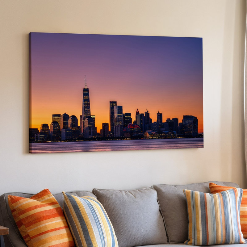 Toile, "A Skypirating City Skyline At Dusk", silhouette contre un dégradé d'art mural, H 30 po x l 30 po