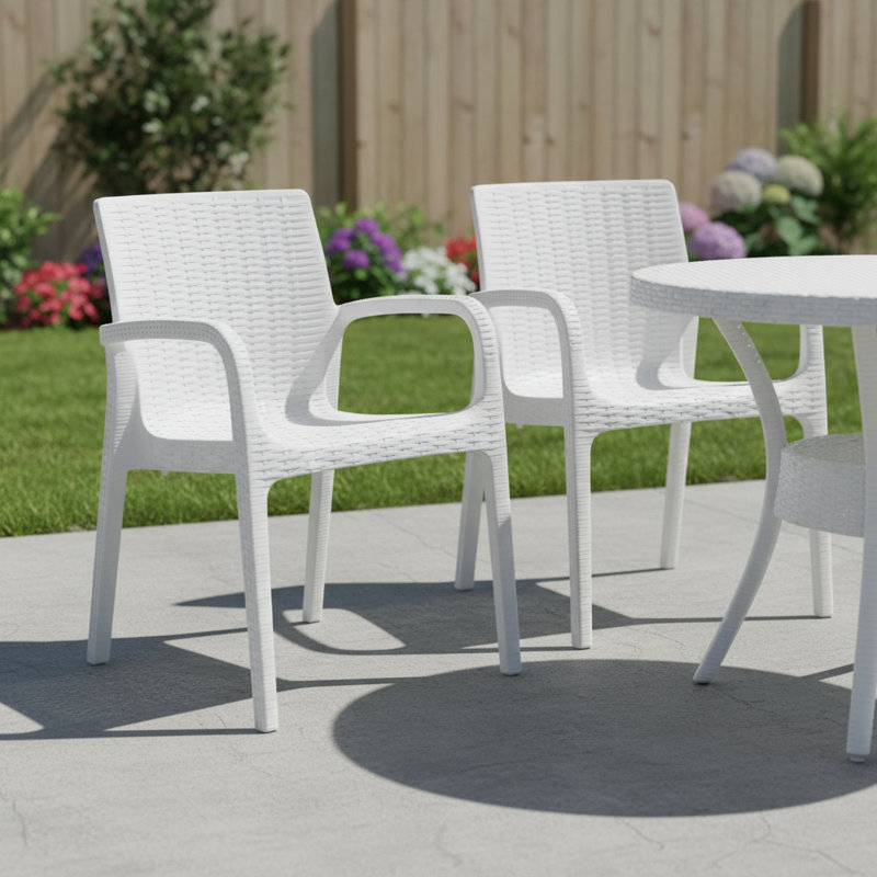 Ensemble de deux chaises à accoudoirs d'extérieur empilables en faux rotin blanc