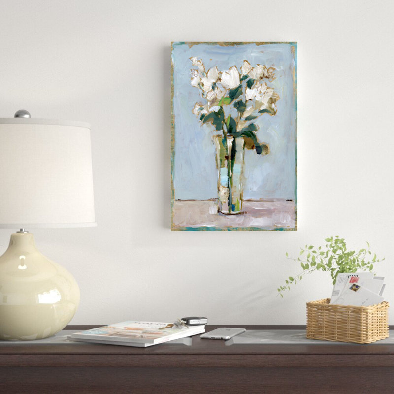 «White Floral Arrangement I» par Ethan Harper - reproduction d'art sur toile tendue, H 18 po x l 12 po