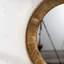 Miroir mural rond de 31,3 pouces texturé doré avec cadre en fer et dossier en panneau de fibres à densité moyenne, décor bohème parfait pour le salon ou la chambre à coucher