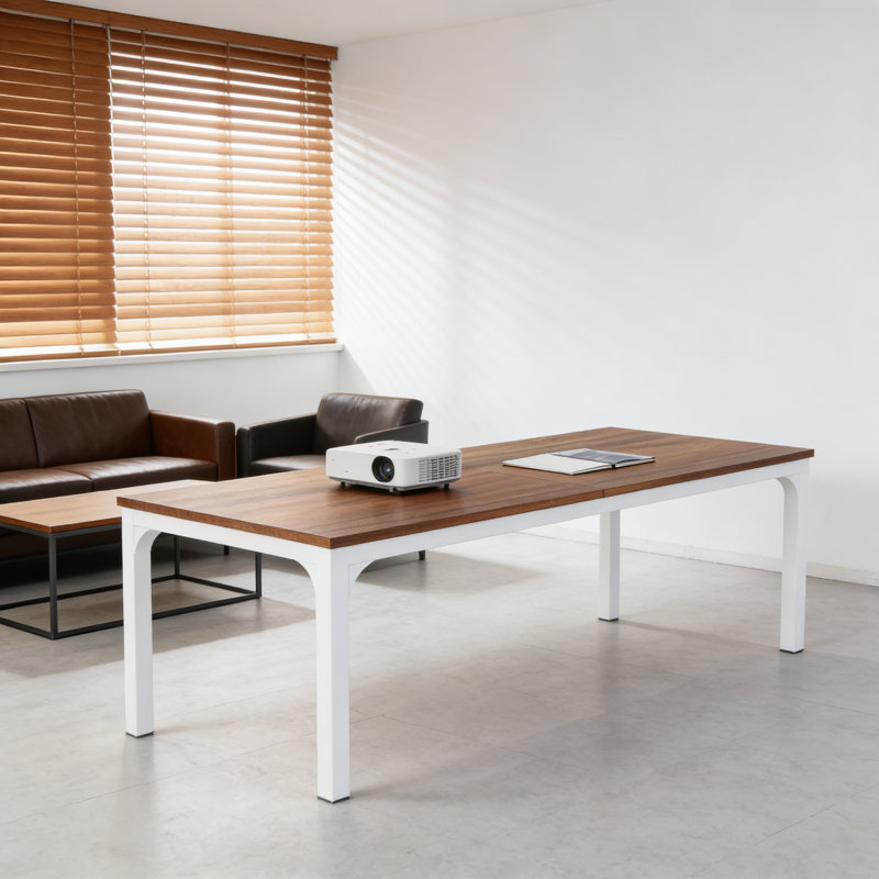 Bureau d'ordinateur rectangulaire avec plateau en bois brun et base en métal blanc pour la zone de travail à domicile
