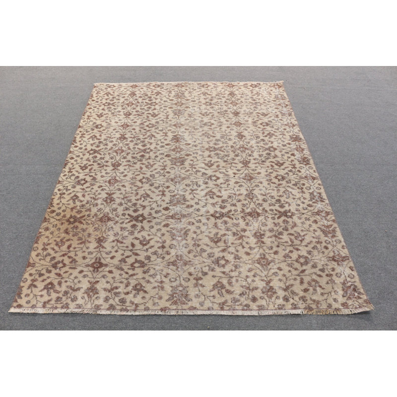 Le tapis traditionnel turc beige ajoute un charme rustique à votre espace de vie intérieur ou extérieur