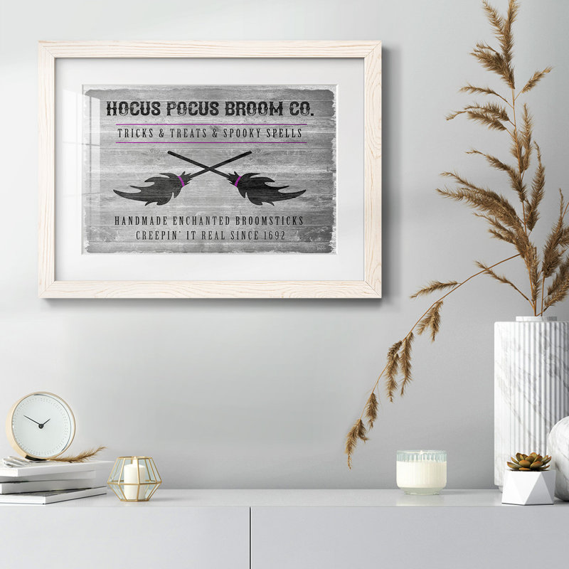Hocus Pocus Broom Co, impression sur papier, H 18 po x l 26 po x P 1,5 po, Blanc