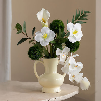 Arrangement d'orchidées dans un vase