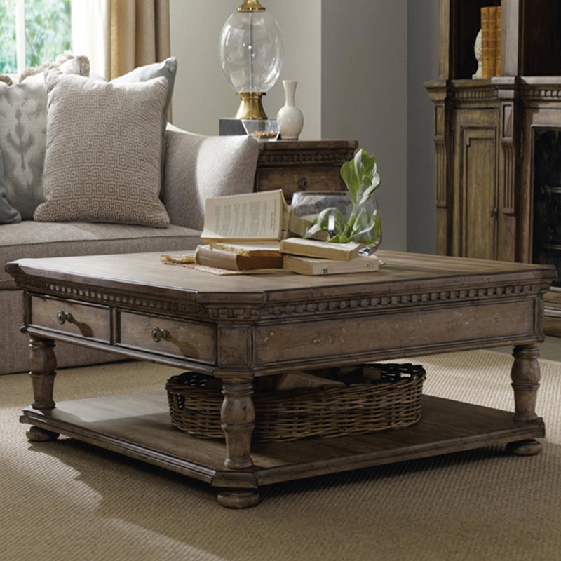 Table basse vintage en bois massif de style français
