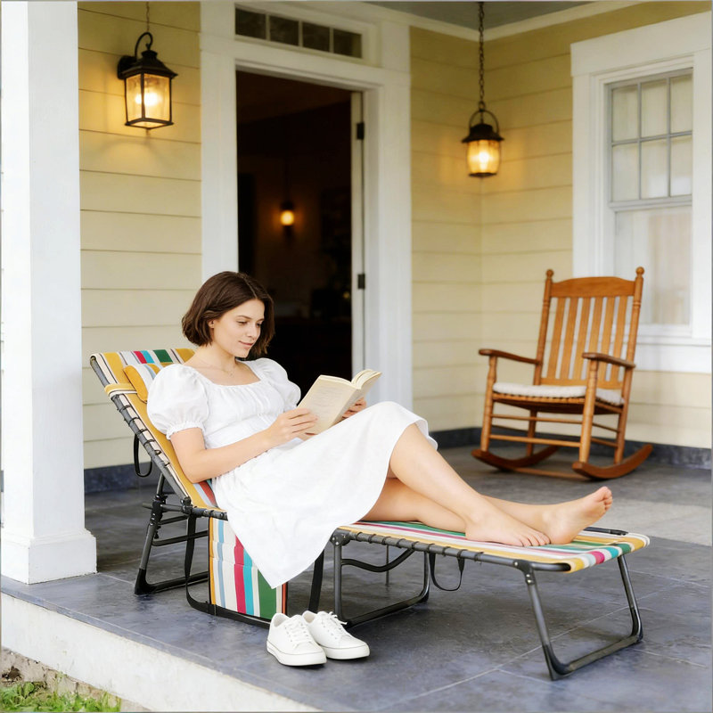 Chaise longue pliante d'extérieur pour la cour, au bord de la piscine