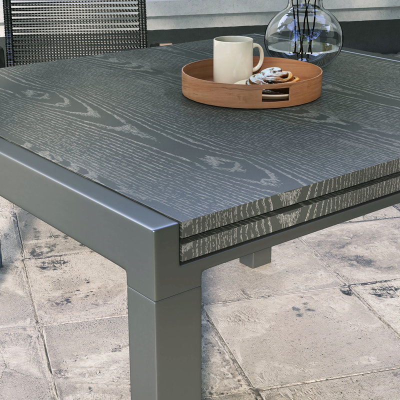 Table de salle à manger extensible pour patio, gris foncé, 104 cm à 211 cm, structure en aluminium et plateau en acier imitation bois. Table extensible de 183 cm à 211 cm avec plateau.