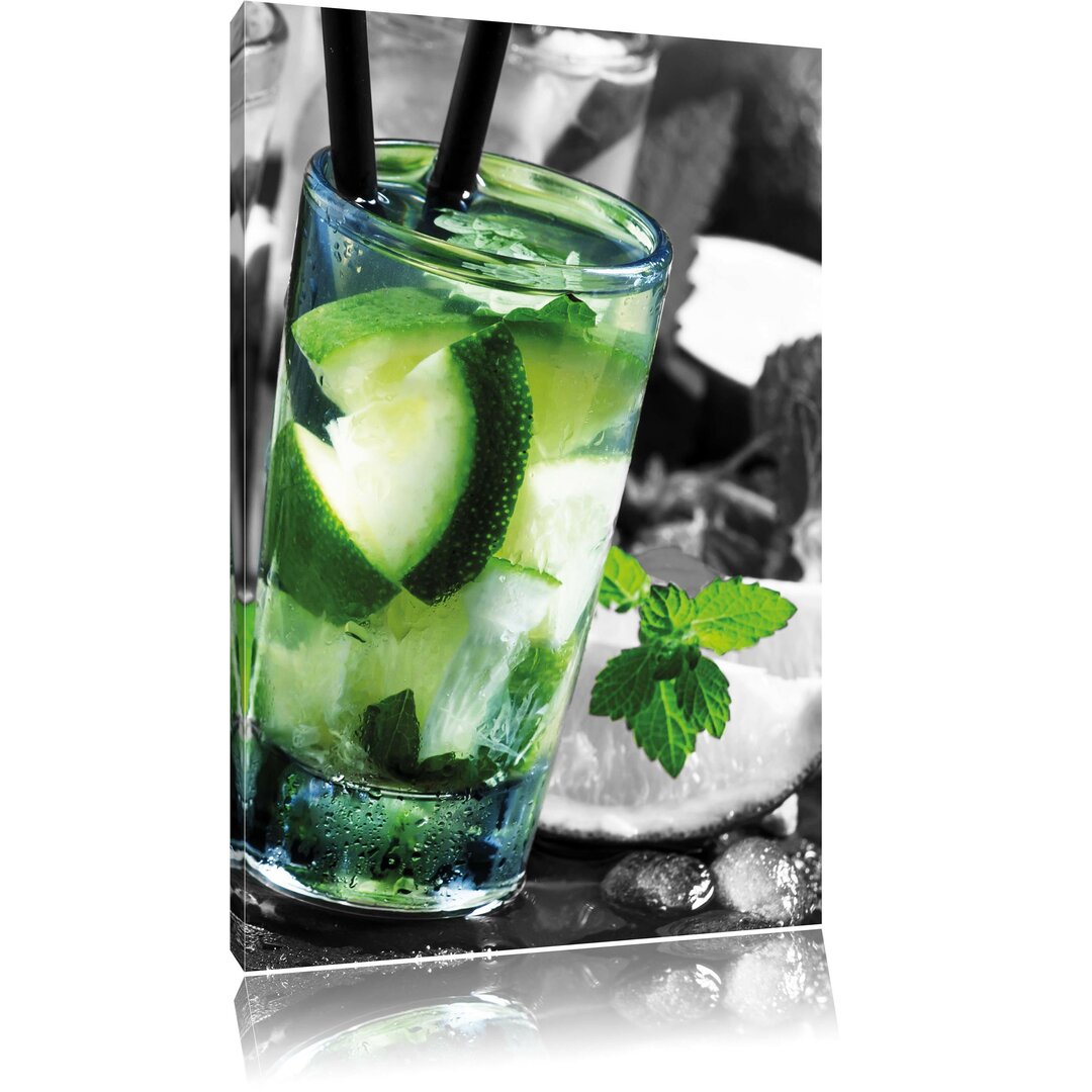 Erfrischende Caipirinha-Cocktails auf einem Tablett Fotokunstdruck auf Leinwand