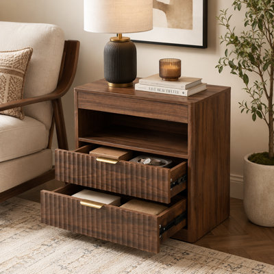 Ensemble de tables de chevet Mid-Century modernes en noyer avec station de charge et rangement