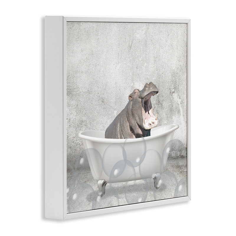 «Baby Hippo Bath Time» - reproduction d'art, H 24 po x l 24 po, Estampe numérique encadrée blanc bord de mer