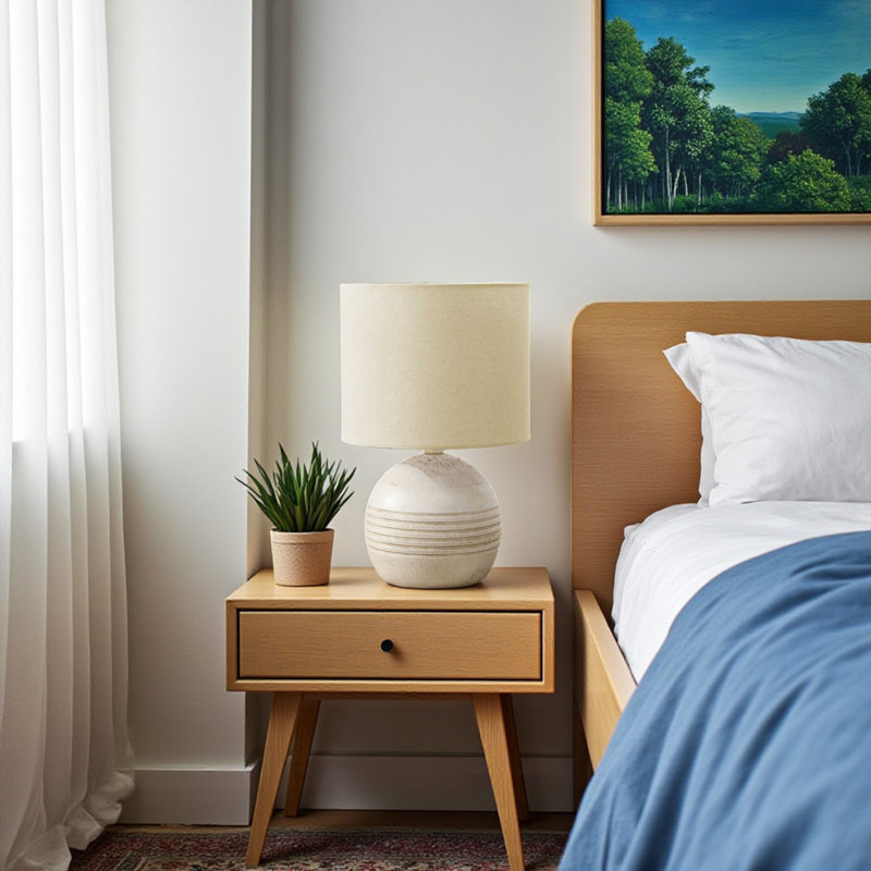 Lampe de table standard Elina en résine ivoire et abat-jour beige, H 14,76 po x l 9,25 po x P 9,25 po