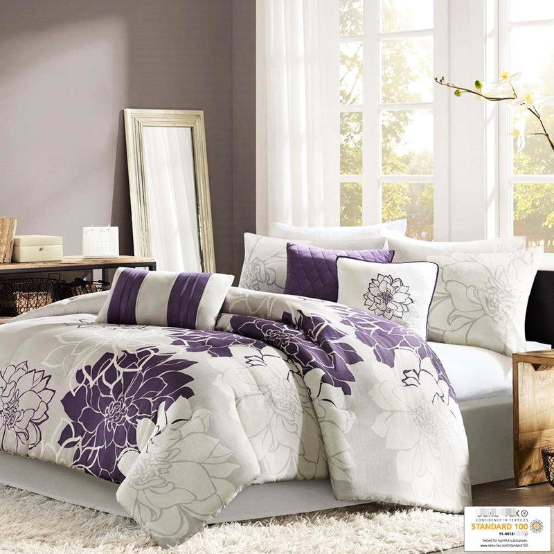 Élégant très grand lit taupe en coton gris / mauve avec édredon, jupe de lit et 3 coussins décoratifs imprimés pour la jupe texturée
