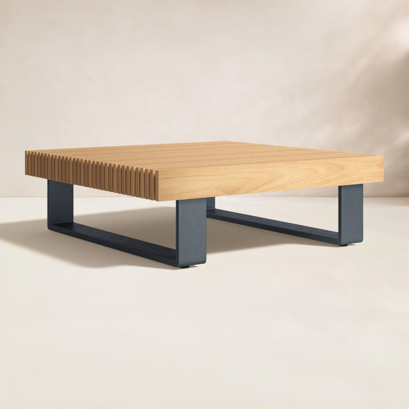 Table basse d'extérieur carrée en teck de qualité A de 39 po avec base de style traîneau industriel moderne Perina - résistante aux intempéries
