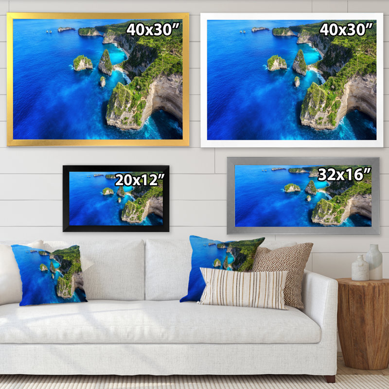 Vue aérienne de la plage tropicale II - reproduction sur toile, H 16 po x l 32 po x P 1 po, Cadre photo noir